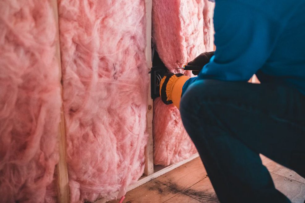 木造住宅の断熱材施工のクローズアップ