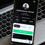 現場監督がスマートフォンで施工写真をクラウドにアップロードする様子