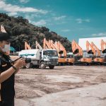 現場でスマホを使い進捗写真を撮る職人