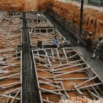 住宅基礎コンクリートに埋設される小型センサー群の施工風景