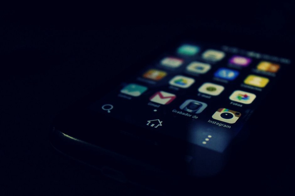 旅行モードを設定したスマートホームアプリの画面例