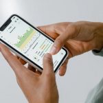 分電盤計測ユニットと連携したスマートフォン画面、家電ごとの消費電力を棒グラフで表示