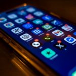 スマートフォンで住宅管理アプリを操作する手