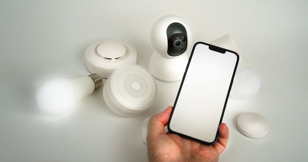 スマートフォン上でIoT機器の設定を引き継ぐ画面。チェックリストと進捗バーが表示されている