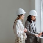 タブレットで住宅の立体モデルを確認する担当者