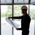 タブレットで図面を確認する現場担当者