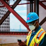 タブレットで施工記録を確認する現場管理者