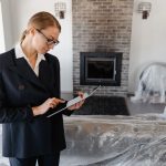 タブレットで住宅点検記録を確認する担当者