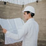 現場の記録をタブレットで確認する施工担当者