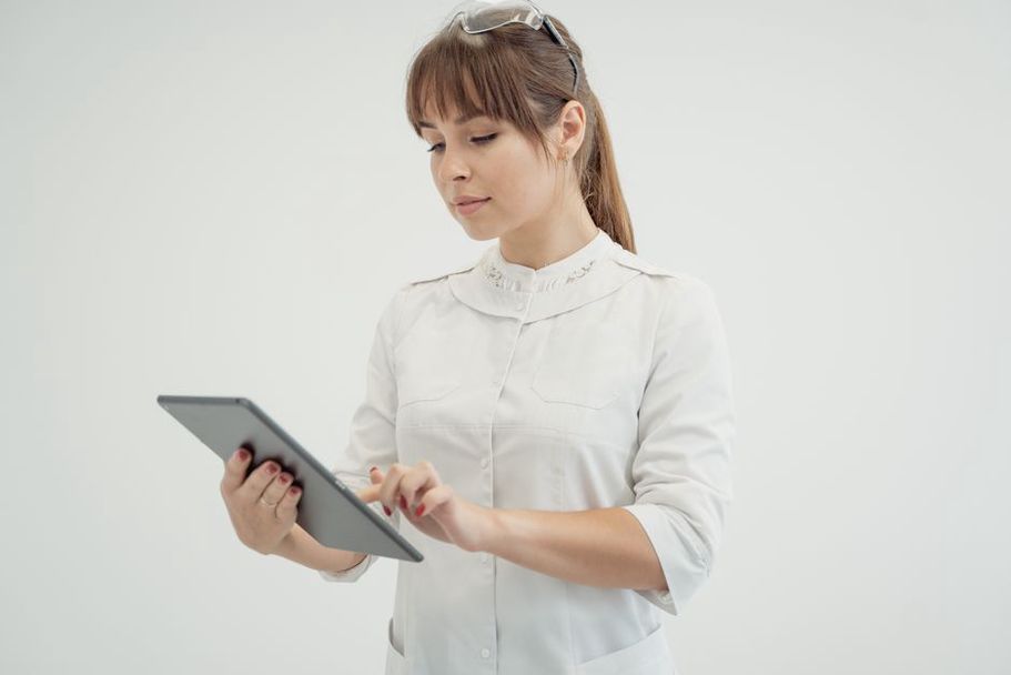 工事現場でタブレットを使用する作業員