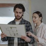 タブレットで図面と見積を確認する家族