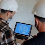 住宅情報の引継ぎにブロックチェーンは役立つか?施工・点検・保証履歴の実務ポイント 施工記録をタブレットで確認する現場担当者