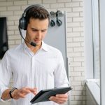 タブレットで住宅履歴を確認する担当者