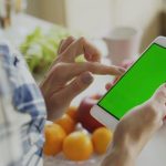 住宅設備の状態を確認するスマートフォン