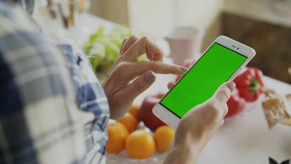住宅設備の状態を確認するスマートフォン