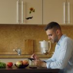 点検履歴をスマホで確認する住宅所有者