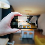 住まいの情報をスマホで確認する居住者