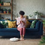 リビングで住まいの設備状態を確認する様子