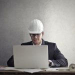 タブレットで図面の更新箇所を確認する現場監督