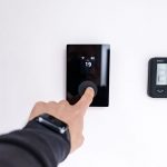 スマートフォンで住まいの設備を操作する様子