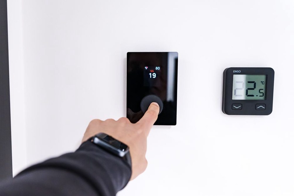 スマートフォンで住まいの設備を操作する様子
