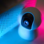 スマートホームのプライバシーを守る設定と定期点検のポイント 住宅IoTの設定を確認する手元