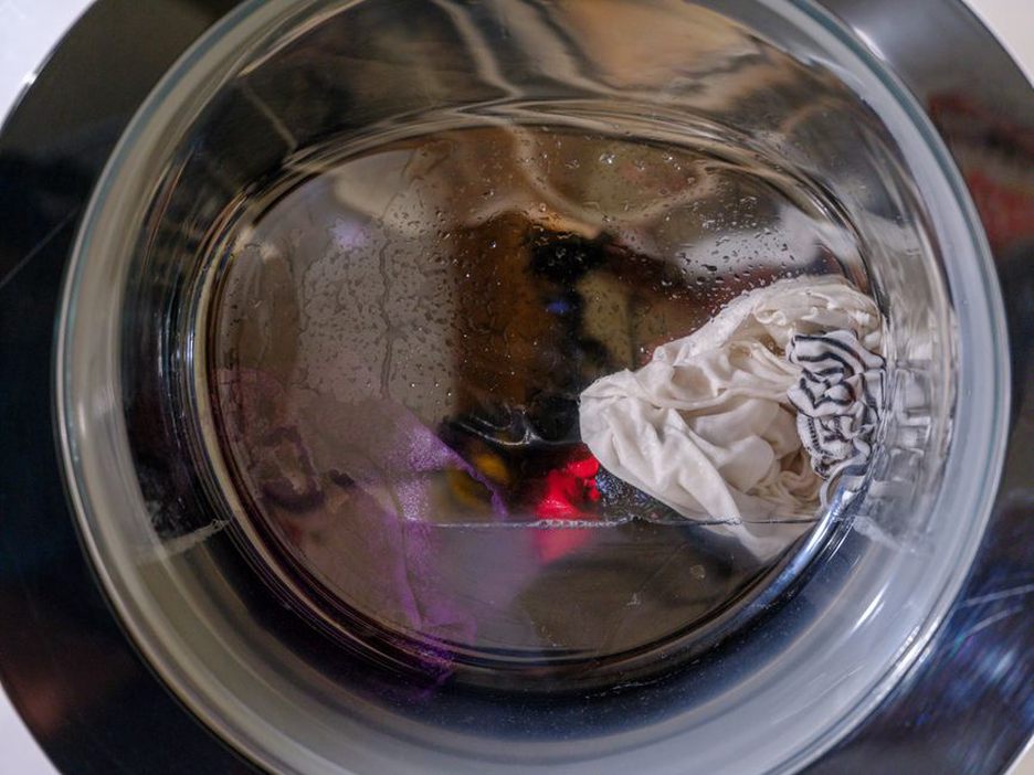 洗濯機の 配管付近に 置かれた 水漏れセンサー