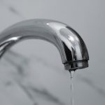 洗面台の配管近くに設置した漏水センサー