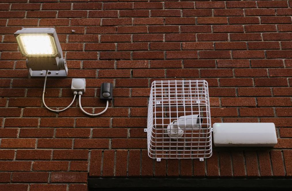 建設中の建物に取り付けた監視用の小型機器