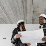 敷地で住宅モデルを見ながら配置を確認する様子
