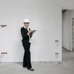現場で工程表を確認する施工担当者