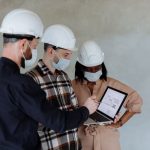 タブレットの図面を確認する現場担当者