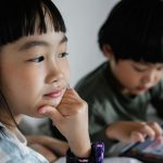 自宅で端末の共有設定を確認する家族