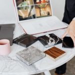 タブレット と 仕上げ材 の 見本 を 確認する 打ち合わせ
