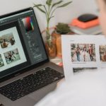 施工事例の写真と説明を確認する工務店の担当者