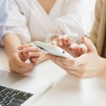 工務店のSNS選び|見学会告知から入居後の連絡まで 工務店の担当者が投稿案を確認する