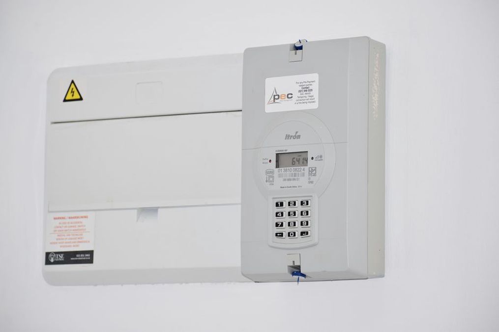 分電盤の計測範囲を施工担当者と確かめる場面
