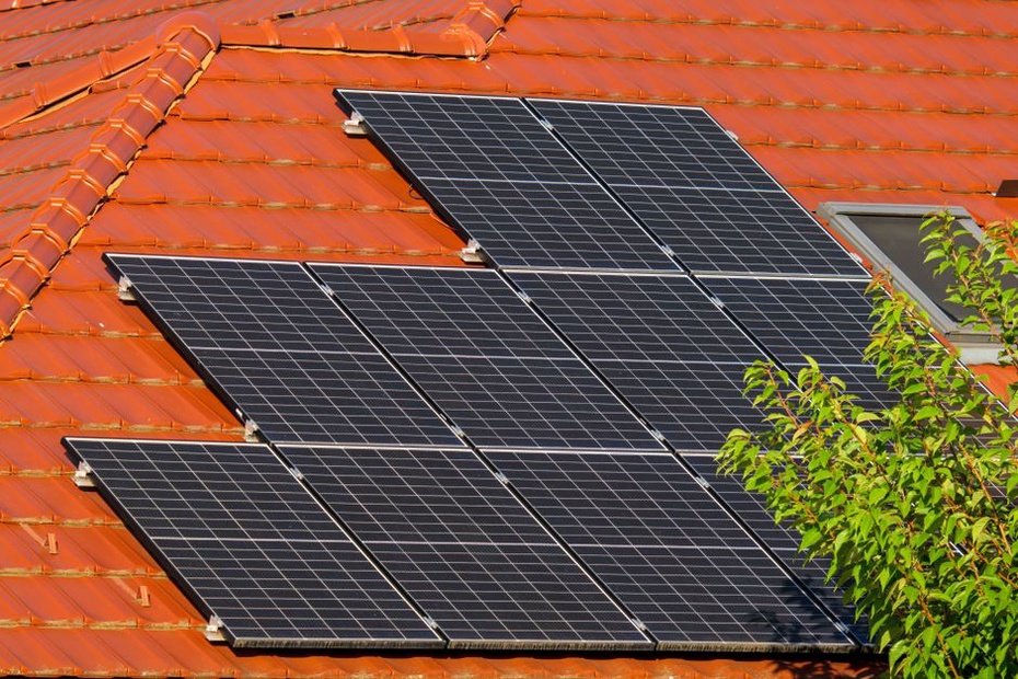 太陽光発電と家庭の電力の流れを示す画面