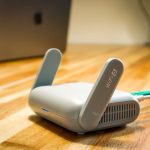 スマートホームの安全管理:引き渡し後に確認したい権限・ネットワーク・更新 机の上で確認する家庭内機器の一覧