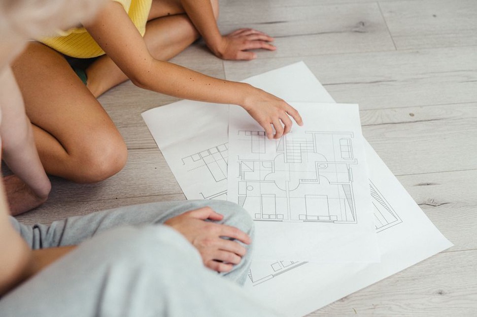 住宅設備の記録を住まい手と確認する場面