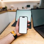 住宅アプリのUX設計:住まい手の「用事」を終えられる画面に 住まいの点検情報をスマートフォンで確認する様子