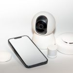 スマートフォンで住まいの設備通知を確認する様子