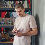タブレットで住宅設備の条件を確認する施主