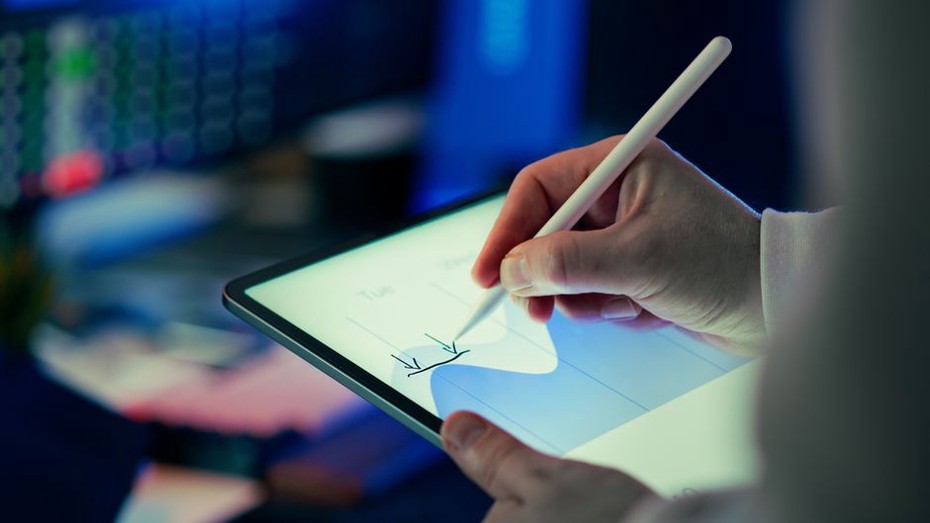 タブレットで部屋ごとの測定履歴を確認する様子