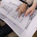 タブレットの図面を囲む施主と設計担当者