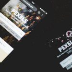 工務店のトップページを探しやすくするメニューと導線の見直し方 スマートフォンで住宅会社サイトのメニューを確認する手元
