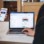 住宅会社のモバイルサイトを速くするには?利用者の用事から考える改善手順 スマートフォンで住宅会社の案内を確認する様子
