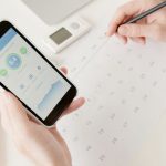 スマートフォンで家庭の電力使用量を確認する手元