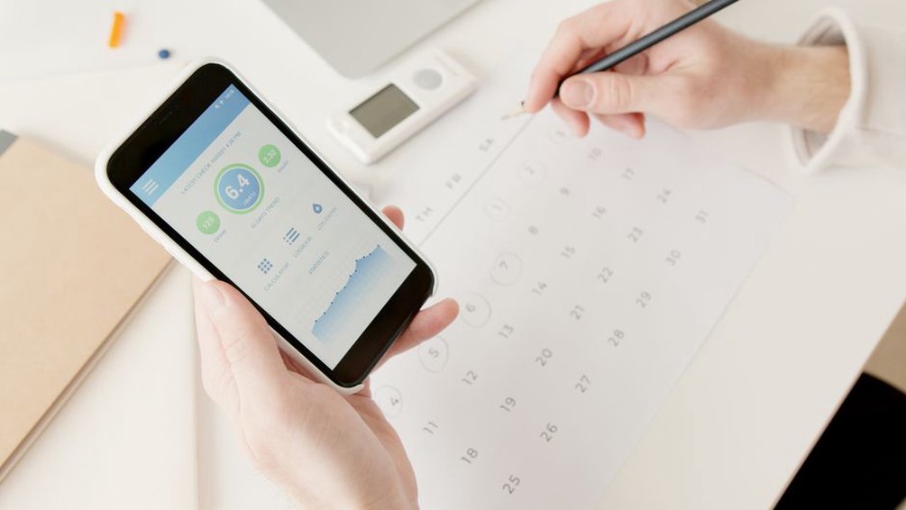 スマートフォンで家庭の電力使用量を確認する手元