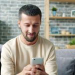 スマートフォンと壁の操作部を使い分ける住まい手
